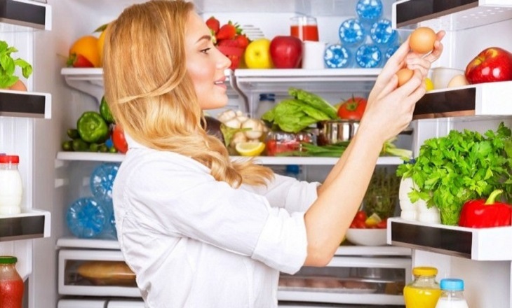 Thường xuyên kiểm tra tủ lạnh và loại bỏ những thực phẩm đã quá hạn sử dụng