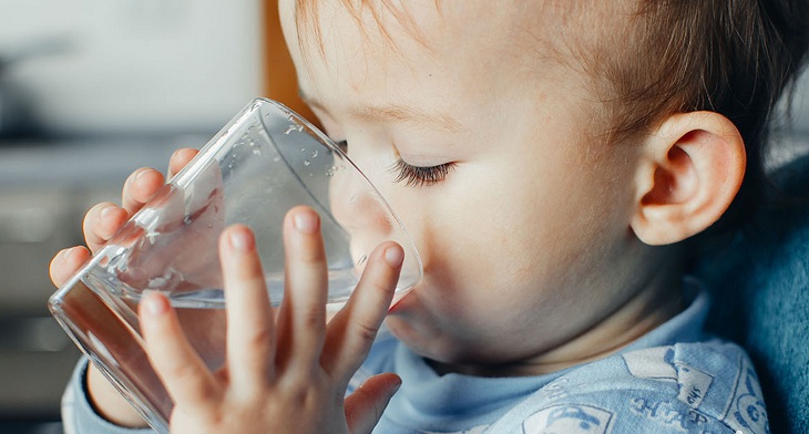 Cho trẻ uống nhiều nước